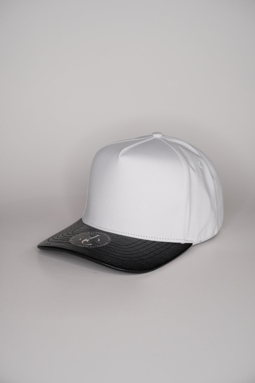 Gorra de algodón con visera de piel de cocodrilo